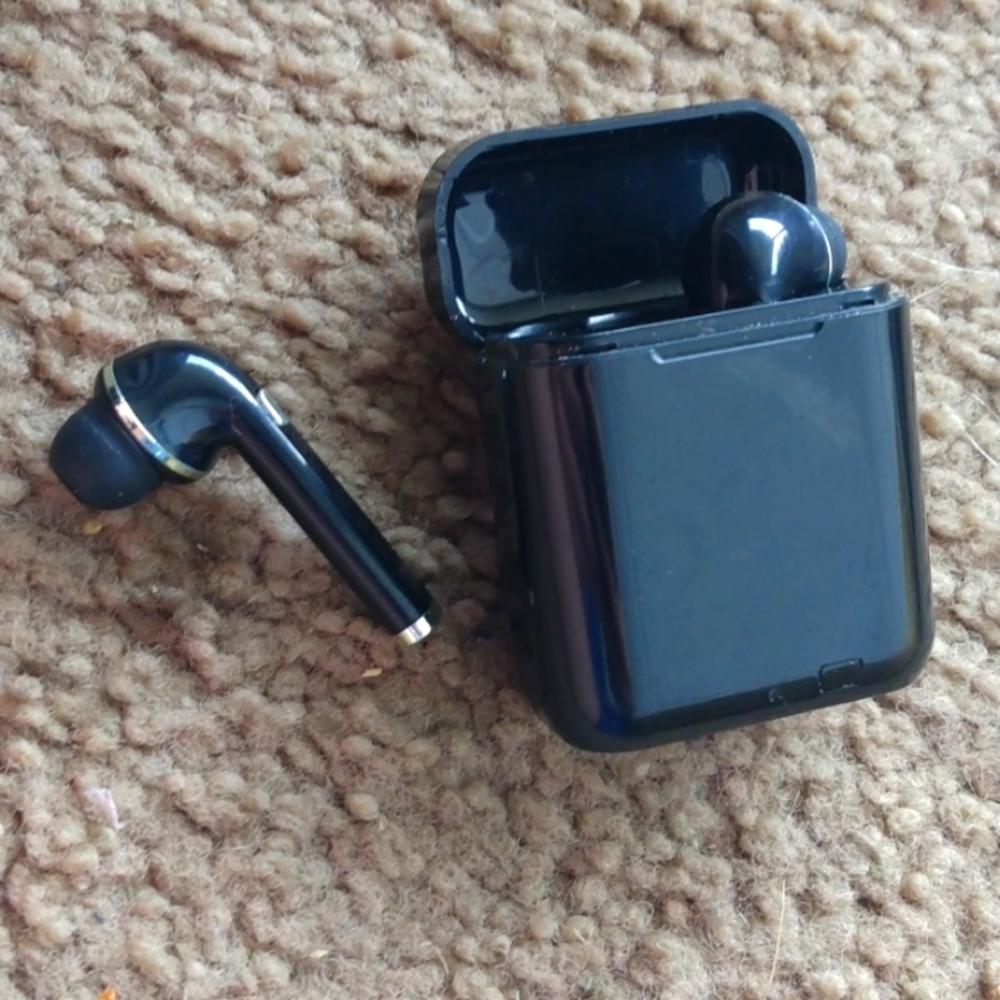 Wireless earphones black